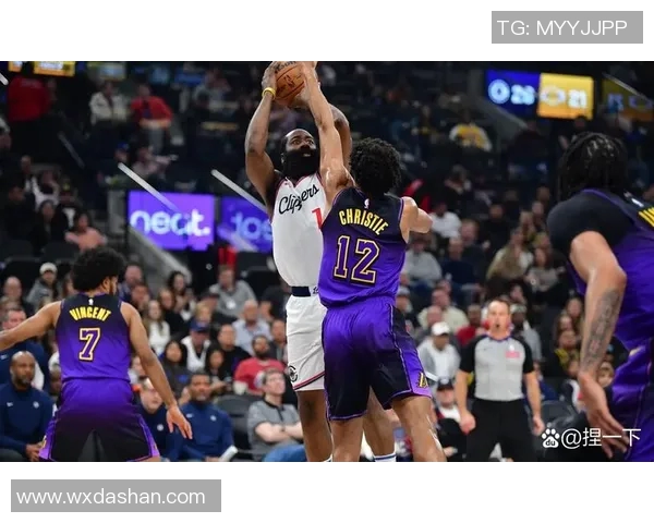 火箭队与快船队激战正酣360体育直播精彩瞬间回顾与分析