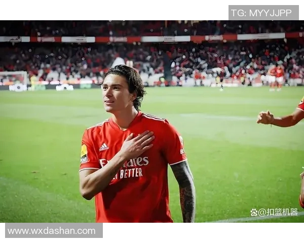 努涅斯在赛季中的惊艳表现引发球迷热议与媒体关注