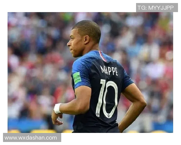 法国与乌拉圭激战赛场精彩瞬间回顾与分析