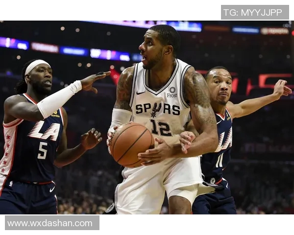 马刺与快船常规赛对决精彩回顾球队表现与战术分析 马刺与快船常规赛对决精彩回顾球队表现与战术分析